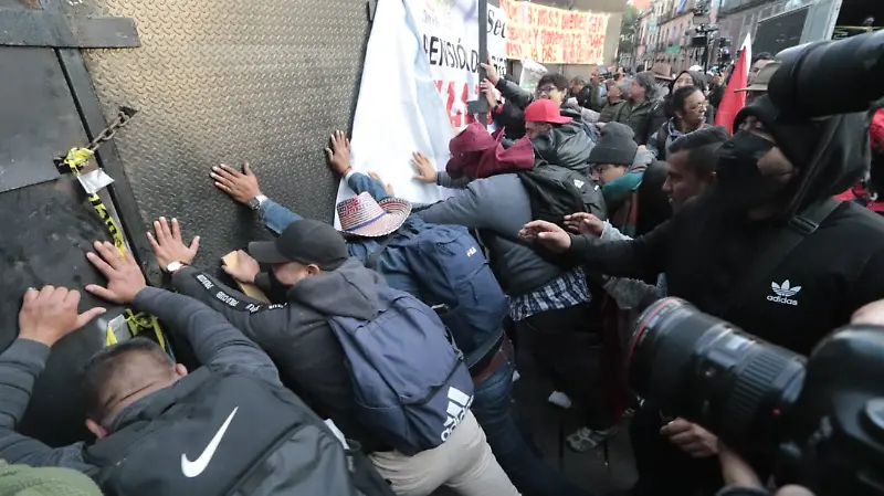 Enfrentamiento de la CNTE contra policías en el Zócalo Capitalino2